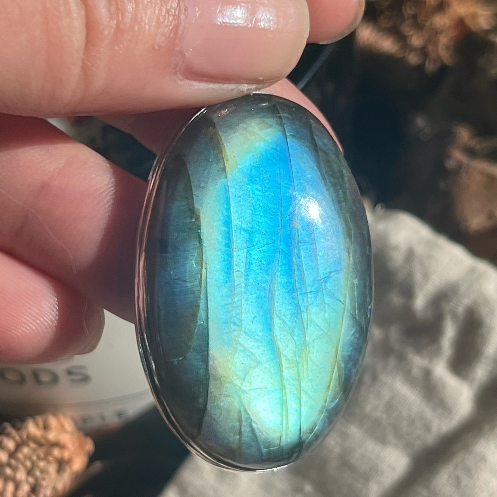925 silver overlay blue oval shape flashy labradorite pendant